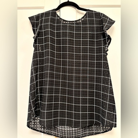 Adrianna Papell Tops - Adrianna Papell flutter sleeve black and white top